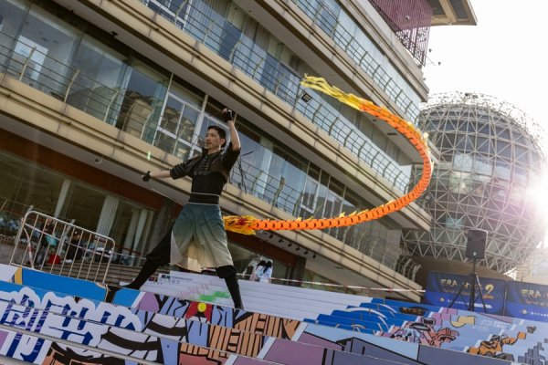 美港通配资 马戏巡游邂逅非遗市集，移动小分队走进商圈——上海杂技团突破传统剧场边界