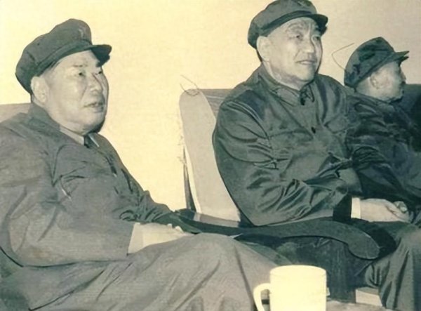 优配无忧 82年尤太忠到部队视察，询问一副团长其名后暗骂一句：大事不好