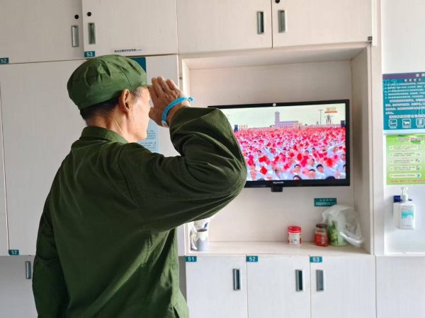 启运操盘 医院病房里看阅兵直播，退伍老兵起立敬军礼